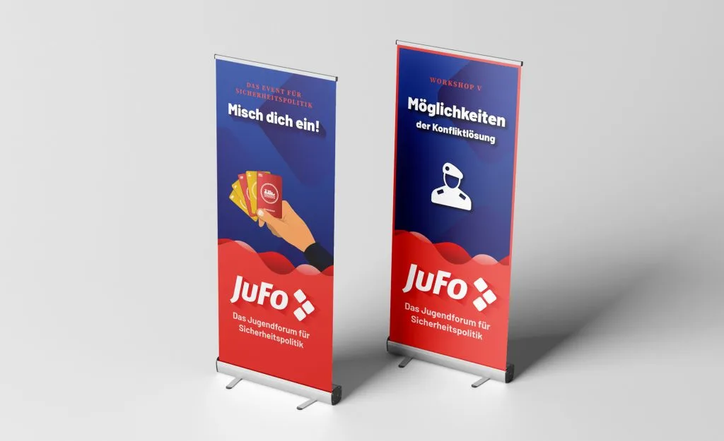 Zwei Roll-Ups für das JuFo 2021 mit den Aufschriften "Misch dich ein!" und "Workshop: Möglichkeiten der Konfliktlösung"