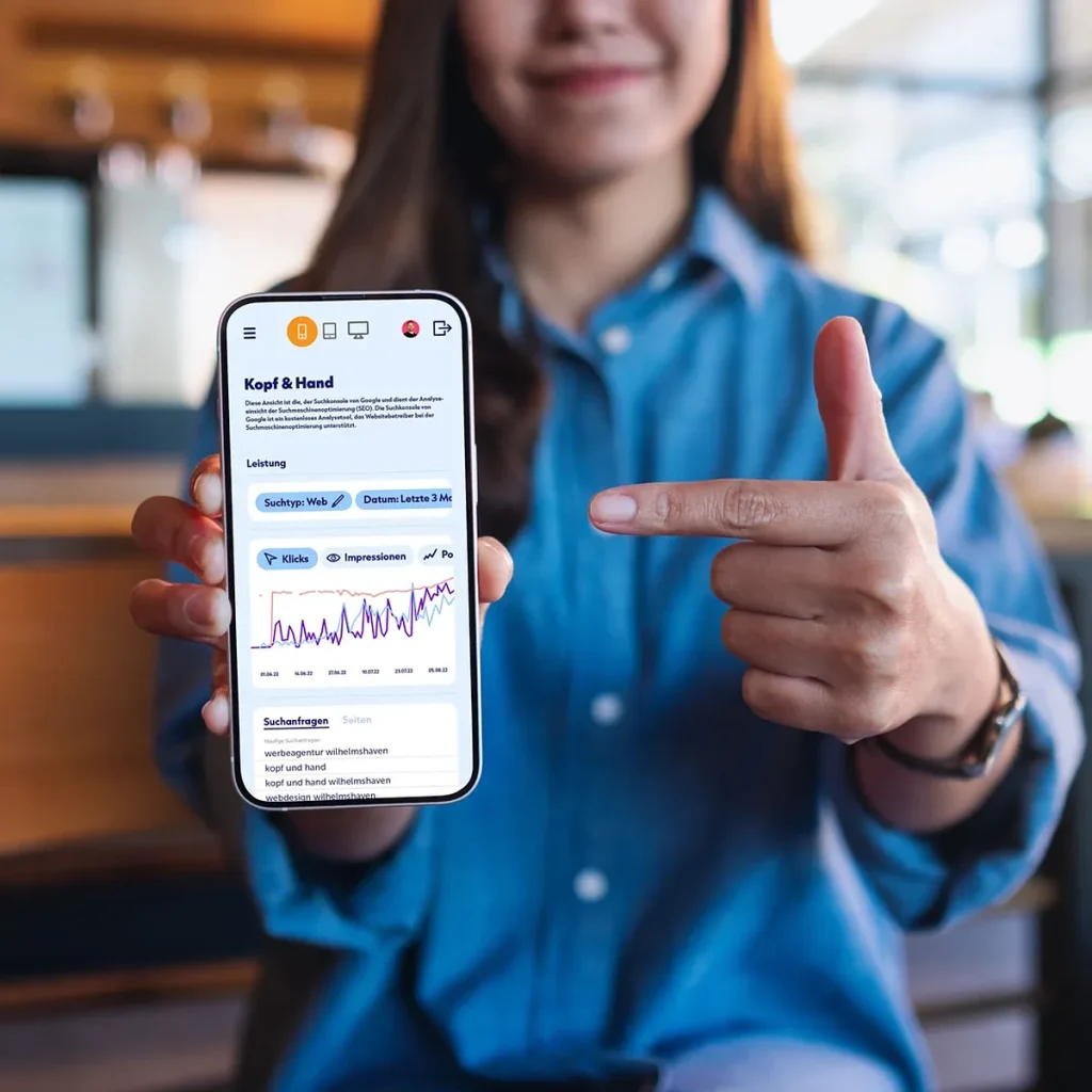 Smartphone mit SEO Insights, responsive Design, gehalten von einer Frau, die mit Finger auf das Display zeigt