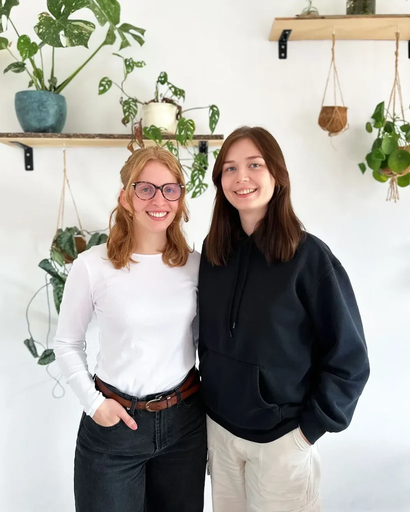 Praktikantinnen Lisa (links) und Amy (rechts) haben sich die Frage gestellt: Ausbildung oder Studium, was sind die Vorteile und Nachteile